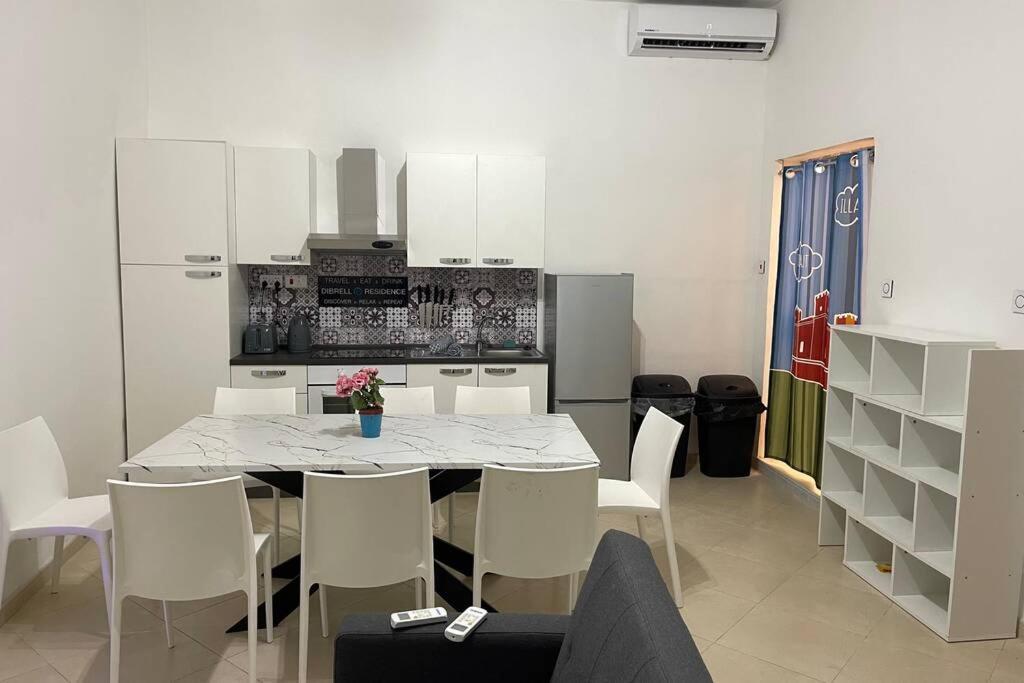 2 Bed Apt In Heart Of St Julians - 5Min From Seafront Saint Julian's ภายนอก รูปภาพ